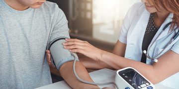 Hipertensi yang tidak terkontrol dapat memicu gagal jantung, stroke, hingga gangguan ginjal. Kenali risiko dan cara mencegah komplikasinya sejak dini.