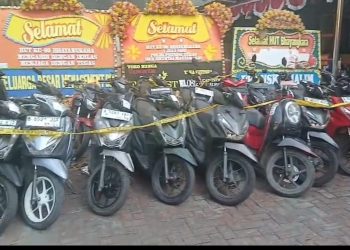 Polisi menggagalkan pengiriman motor curian ke Sumatra yang disamarkan dengan perabot rumah tangga. Sebanyak 12 unit motor diamankan di Tol Cikupa.