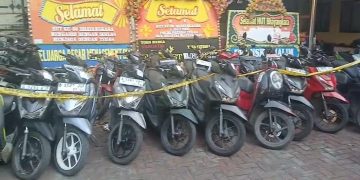 Polisi menggagalkan pengiriman motor curian ke Sumatra yang disamarkan dengan perabot rumah tangga. Sebanyak 12 unit motor diamankan di Tol Cikupa.