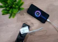 Masih bingung urutan cas HP yang benar? Simak penjelasan mengenai cara mengisi daya yang aman agar baterai lebih awet dan tahan lama. (Foto: carisinyal.com)
