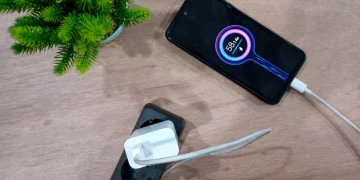 Masih bingung urutan cas HP yang benar? Simak penjelasan mengenai cara mengisi daya yang aman agar baterai lebih awet dan tahan lama. (Foto: carisinyal.com)