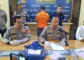 Seorang lulusan S2 di Depok ditangkap setelah diduga merampok toko emas menggunakan pisau dan pistol mainan. Polisi menyebut pelaku terlilit utang pinjol.