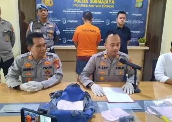 Seorang lulusan S2 di Depok ditangkap setelah diduga merampok toko emas menggunakan pisau dan pistol mainan. Polisi menyebut pelaku terlilit utang pinjol.