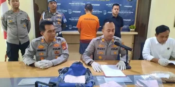 Seorang lulusan S2 di Depok ditangkap setelah diduga merampok toko emas menggunakan pisau dan pistol mainan. Polisi menyebut pelaku terlilit utang pinjol.