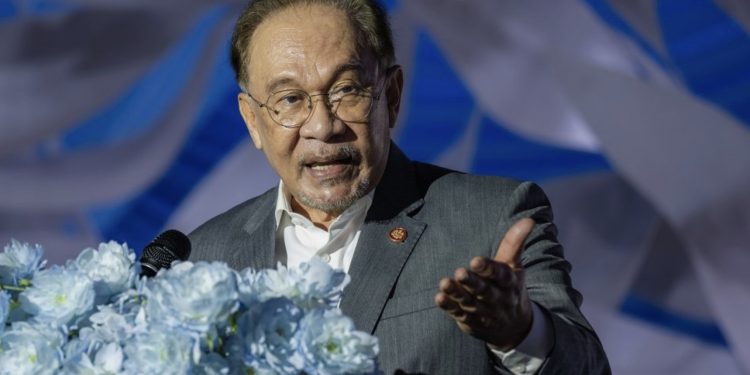 Perdana Menteri Malaysia Anwar Ibrahim menegaskan warga Israel yang terdeteksi berada di Malaysia akan segera dideportasi. Simak alasan lengkapnya.