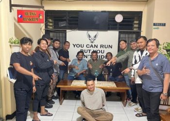 Polisi mengungkap motif pengendara Kawasaki Ninja yang memukul pemotor di Jagakarsa, Jakarta Selatan. Pelaku kini telah berhasil diamankan.