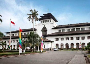 Simak sejarah nama Sunda dan Jawa Barat dari masa geologi, era kerajaan, kolonial Belanda, hingga menjadi salah satu provinsi pertama di Indonesia.