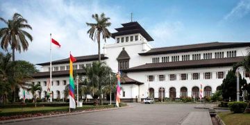 Simak sejarah nama Sunda dan Jawa Barat dari masa geologi, era kerajaan, kolonial Belanda, hingga menjadi salah satu provinsi pertama di Indonesia.