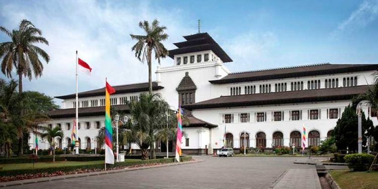 Simak sejarah nama Sunda dan Jawa Barat dari masa geologi, era kerajaan, kolonial Belanda, hingga menjadi salah satu provinsi pertama di Indonesia.