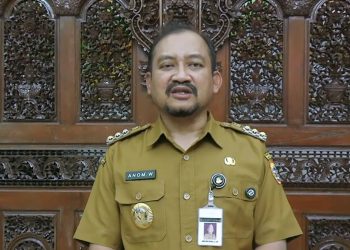 KPK mengamankan Bupati Pemalang Anom Widiyantoro dalam operasi tangkap tangan. Simak kronologi awal, profil, dan fakta yang telah dikonfirmasi.