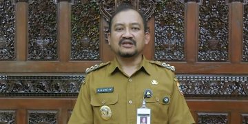 KPK mengamankan Bupati Pemalang Anom Widiyantoro dalam operasi tangkap tangan. Simak kronologi awal, profil, dan fakta yang telah dikonfirmasi.