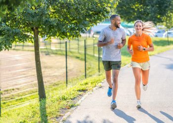 Slow jogging menjadi tren olahraga yang semakin populer. Simak manfaat lari santai untuk jantung, stamina, otot, dan kesehatan tubuh berdasarkan pendapat para ahli.