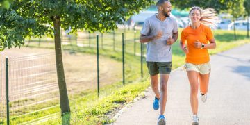 Slow jogging menjadi tren olahraga yang semakin populer. Simak manfaat lari santai untuk jantung, stamina, otot, dan kesehatan tubuh berdasarkan pendapat para ahli.