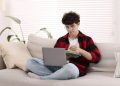 Riset terbaru mengungkap Gen Z lebih memilih Instagram dan YouTube daripada LinkedIn untuk mencari pekerjaan, membangun jaringan, dan menilai budaya perusahaan.