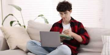 Riset terbaru mengungkap Gen Z lebih memilih Instagram dan YouTube daripada LinkedIn untuk mencari pekerjaan, membangun jaringan, dan menilai budaya perusahaan.