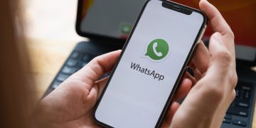Chat WhatsApp baru masuk saat aplikasi dibuka? Ketahui penyebabnya mulai dari koneksi internet hingga pengaturan notifikasi beserta cara mengatasinya.