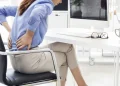 Duduk terlalu lama dapat meningkatkan risiko obesitas, penyakit jantung, diabetes hingga kanker. Simak penjelasan lengkap dan cara mengurangi risikonya.
