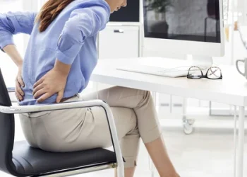 Duduk terlalu lama dapat meningkatkan risiko obesitas, penyakit jantung, diabetes hingga kanker. Simak penjelasan lengkap dan cara mengurangi risikonya.