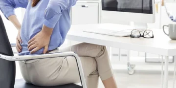 Duduk terlalu lama dapat meningkatkan risiko obesitas, penyakit jantung, diabetes hingga kanker. Simak penjelasan lengkap dan cara mengurangi risikonya.