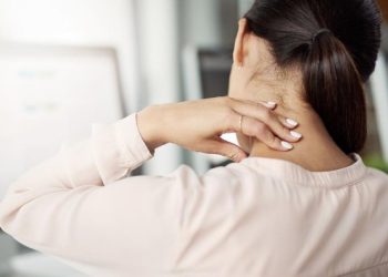 Kebiasaan kretek leher sering dianggap aman. Simak penjelasan dokter mengenai hubungan kebiasaan ini dengan risiko stroke dan tanda yang perlu diwaspadai.