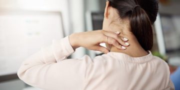 Kebiasaan kretek leher sering dianggap aman. Simak penjelasan dokter mengenai hubungan kebiasaan ini dengan risiko stroke dan tanda yang perlu diwaspadai.
