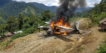 Seluruh penumpang pesawat AMA Air dipastikan selamat setelah insiden pembakaran pesawat di Yahukimo. TNI menggelar operasi khusus untuk mengamankan lokasi.