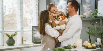 Dolphin parenting menjadi pola asuh modern yang menyeimbangkan disiplin, kasih sayang, dan kebebasan agar anak tumbuh mandiri, percaya diri, dan tangguh.