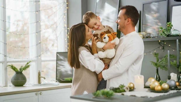 Mengenal Dolphin Parenting, Pola Asuh Seimbang yang Bantu Anak Mandiri dan Percaya Diri