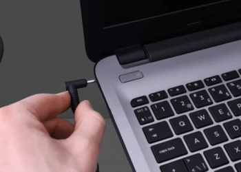 Ketahui persentase ideal baterai laptop sebelum di-charge agar usia baterai lebih panjang. Simak juga tips menjaga kesehatan baterai laptop.