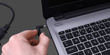Ketahui persentase ideal baterai laptop sebelum di-charge agar usia baterai lebih panjang. Simak juga tips menjaga kesehatan baterai laptop.