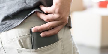 Menaruh dompet di saku belakang saat duduk ternyata dapat memengaruhi postur tubuh, memicu nyeri punggung, hingga mengiritasi saraf skiatik.