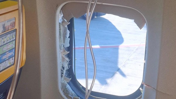 Jendela Kabin Ryanair Terlepas di Udara, Boeing 737 NG Lakukan Pendaratan Darurat