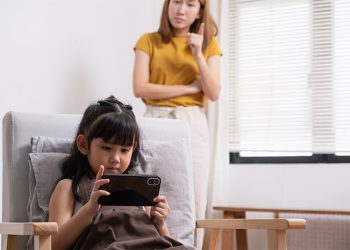 Kecanduan gadget pada anak dapat mengganggu tumbuh kembang. Simak cara mengatasinya menurut dokter dan psikolog agar anak lebih aktif dan sehat.