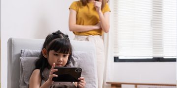 Kecanduan gadget pada anak dapat mengganggu tumbuh kembang. Simak cara mengatasinya menurut dokter dan psikolog agar anak lebih aktif dan sehat.
