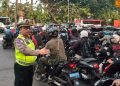 Kemacetan mewarnai sejumlah ruas jalan Jakarta pada hari pertama masuk sekolah. Halim Cawang menjadi salah satu titik terpadat sejak pagi.