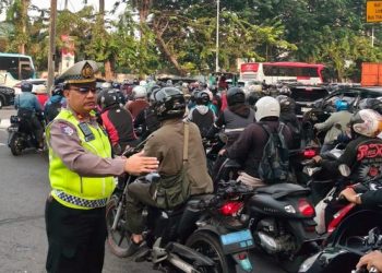 Kemacetan mewarnai sejumlah ruas jalan Jakarta pada hari pertama masuk sekolah. Halim Cawang menjadi salah satu titik terpadat sejak pagi.