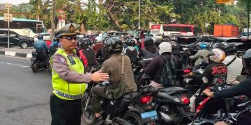 Kemacetan mewarnai sejumlah ruas jalan Jakarta pada hari pertama masuk sekolah. Halim Cawang menjadi salah satu titik terpadat sejak pagi.