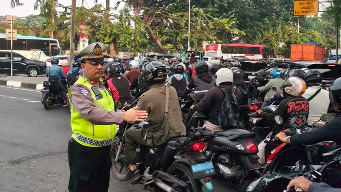Hari Pertama Masuk Sekolah, Kemacetan Terjadi di Sejumlah Ruas Jalan Jakarta