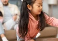 Rasa percaya diri anak dapat tumbuh dari kebiasaan sederhana di rumah. Simak cara orang tua membangun mental anak agar lebih berani dan mandiri.