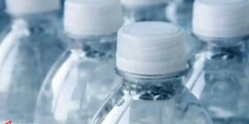 Minuman botol yang sudah dibuka berisiko terkontaminasi bakteri. Ketahui batas aman penyimpanan dan konsumsi menurut ahli agar tetap aman diminum.