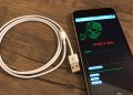 BSSN mengingatkan bahaya meminjam kabel charger karena dapat dimodifikasi untuk mencuri data dan memasang malware. Simak tips aman menghindarinya.