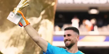 Unai Simon sukses membawa Spanyol juara Piala Dunia 2026 sekaligus meraih penghargaan Sarung Tangan Emas berkat performa luar biasa sepanjang turnamen.