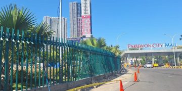Pemasangan pagar di sejumlah mal Surabaya menjadi perbincangan. Manajemen Pakuwon Group menjelaskan alasan sebenarnya di balik kebijakan tersebut.