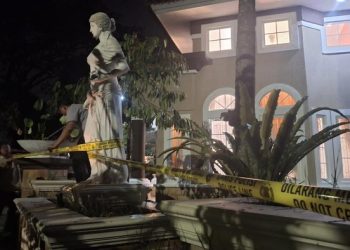 Rumah mewah di Sentul, Bogor, dipasang garis polisi setelah penggeledahan terkait dugaan korupsi PLN, ASABRI, dan Krakatau Steel. Polisi menyita emas dan uang bernilai besar. (Foto: Muchamad Sholihin/detikcom)