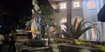 Rumah mewah di Sentul, Bogor, dipasang garis polisi setelah penggeledahan terkait dugaan korupsi PLN, ASABRI, dan Krakatau Steel. Polisi menyita emas dan uang bernilai besar. (Foto: Muchamad Sholihin/detikcom)