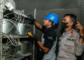 Polisi menyelidiki dugaan tambang bitcoin ilegal di sebuah ruko Bekasi setelah PLN menemukan sambungan listrik ilegal saat pemeriksaan. (Foto: Detik)