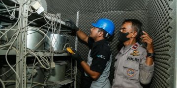Polisi menyelidiki dugaan tambang bitcoin ilegal di sebuah ruko Bekasi setelah PLN menemukan sambungan listrik ilegal saat pemeriksaan. (Foto: Detik)