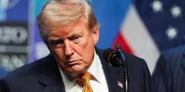 Donald Trump mengancam akan menghancurkan Iran jika ada upaya pembunuhan terhadap dirinya. Ketegangan kedua negara kembali menjadi sorotan dunia.