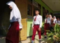 Sejumlah sekolah negeri di berbagai daerah hanya menerima sedikit murid baru pada tahun ajaran 2026-2027. Pemerintah mulai menyiapkan langkah penanganan.