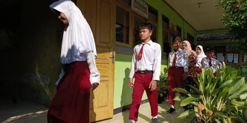 Sejumlah sekolah negeri di berbagai daerah hanya menerima sedikit murid baru pada tahun ajaran 2026-2027. Pemerintah mulai menyiapkan langkah penanganan.